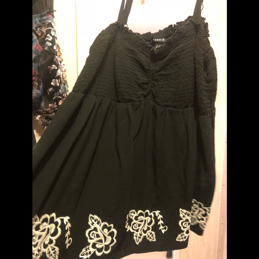 Torrid black and white top size 3